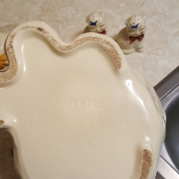 Vintage Shawnee Puss and Boots Cookie Jar with Salt and Pepper Shaker - Picture 6 of 13